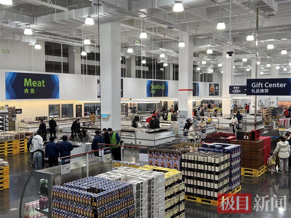 仓储式超市内部，头顶悬挂 Meat 肉类、Seafood 海鲜分区标识